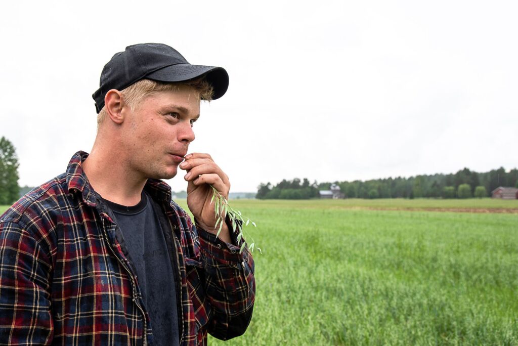 Lähikuva viljelijästä pellolla.